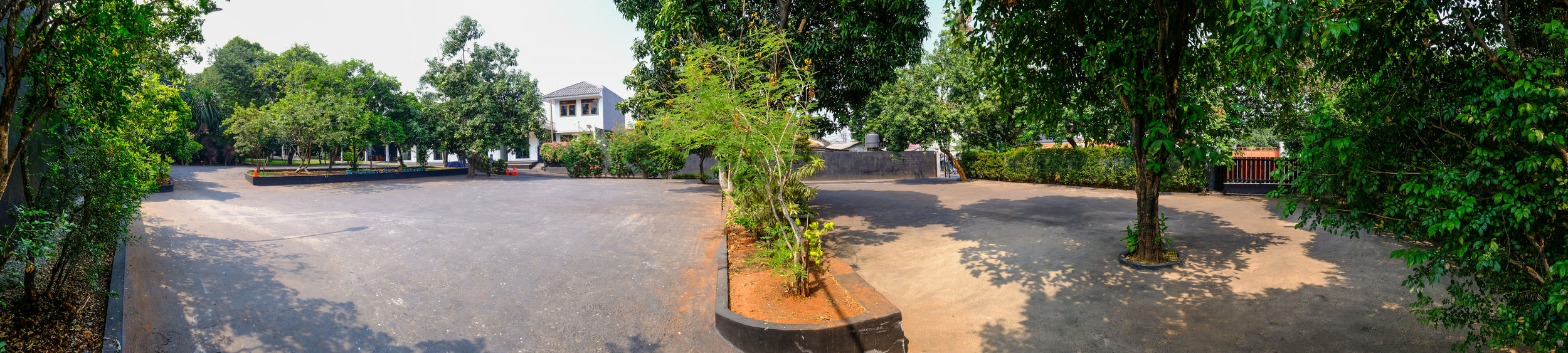 Panorama Parkir Lapangan Tennis