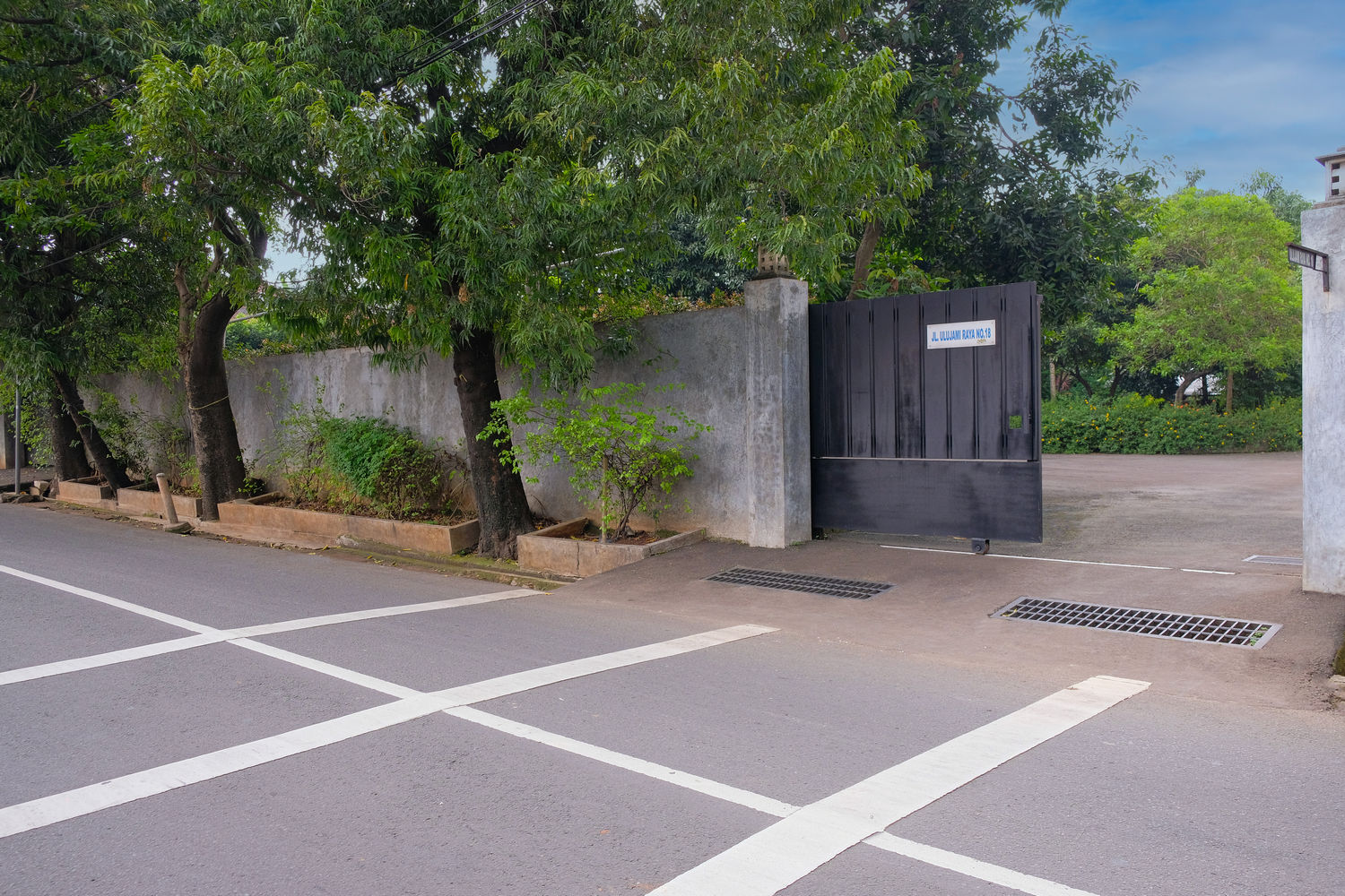 GERBANG DEPAN TENNIS COURT & WEDDING PALACE 01