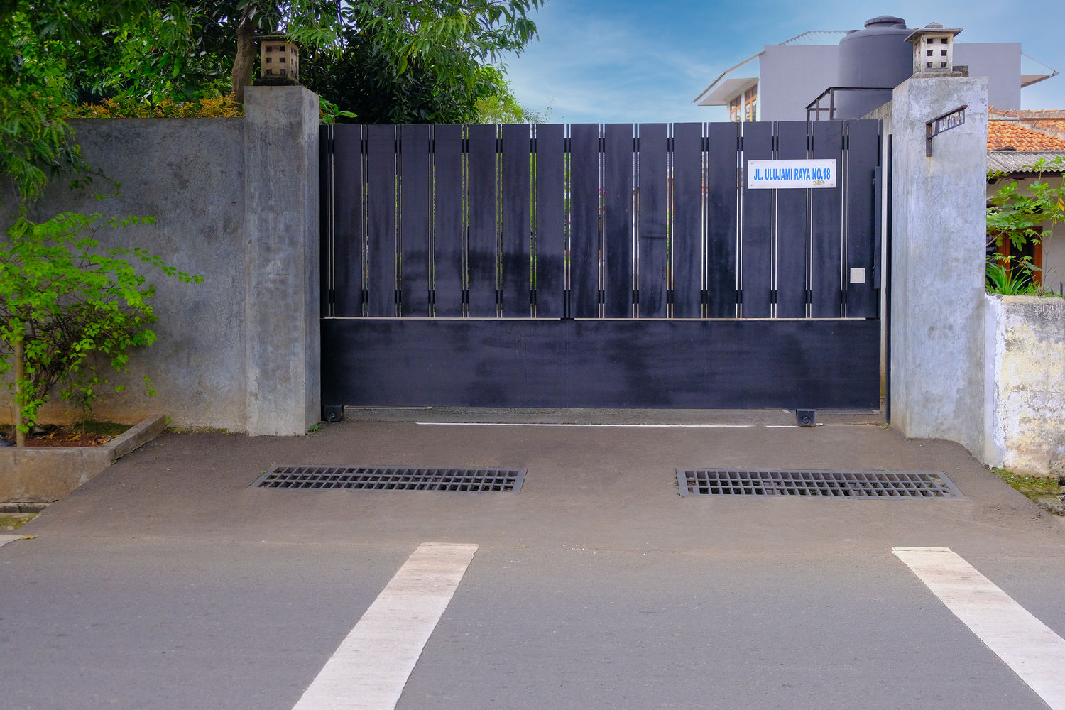 GERBANG DEPAN TENNIS COURT & WEDDING PALACE 02