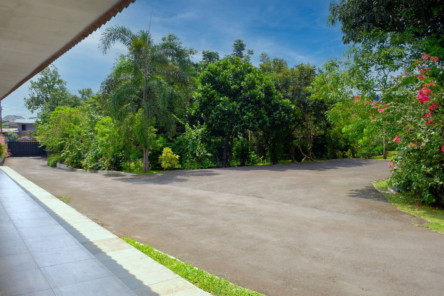 PARKIR KECIL TENNIS COURT & WEDDING PALACE 02