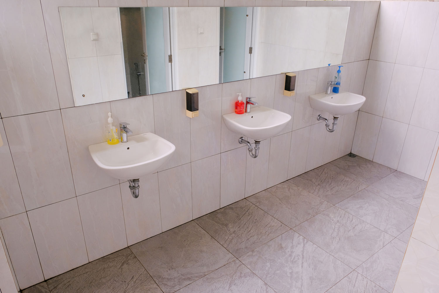 TOILET LAPANGAN TENIS 04