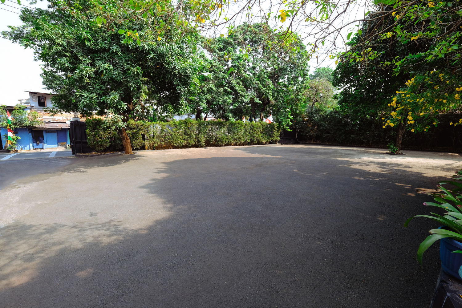 Parkir Besar Depan Lapangan Tennis Court 01