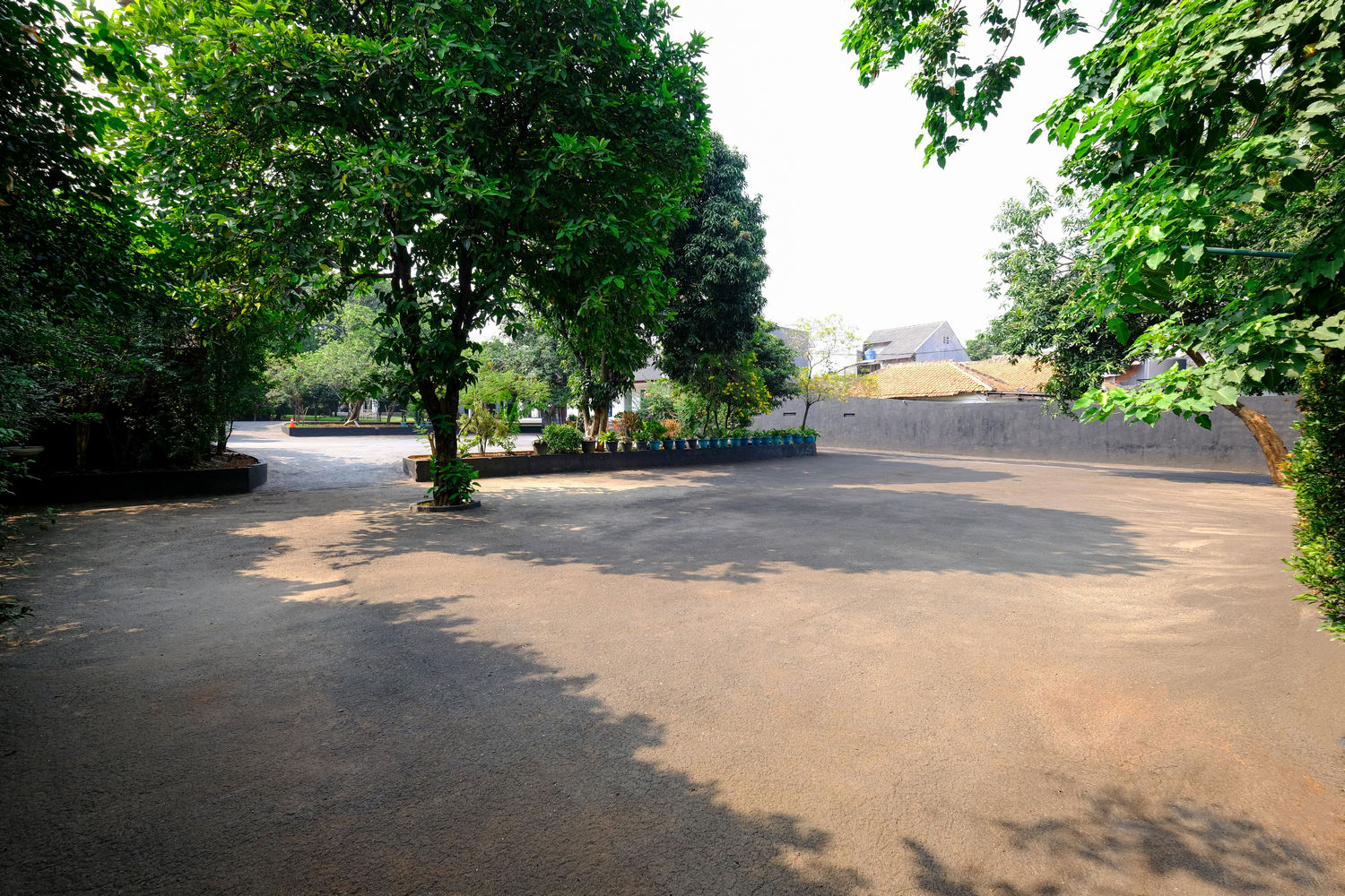 Parkir Besar Depan Lapangan Tennis Court 02