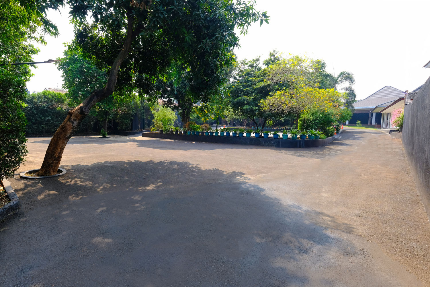 Parkir Besar Depan Lapangan Tennis Court 03