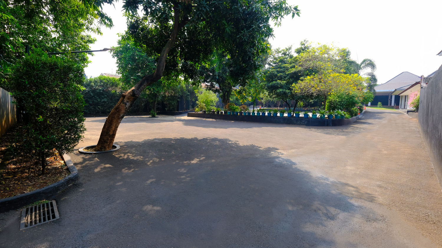 Parkir Besar Depan Lapangan Tennis Court 04