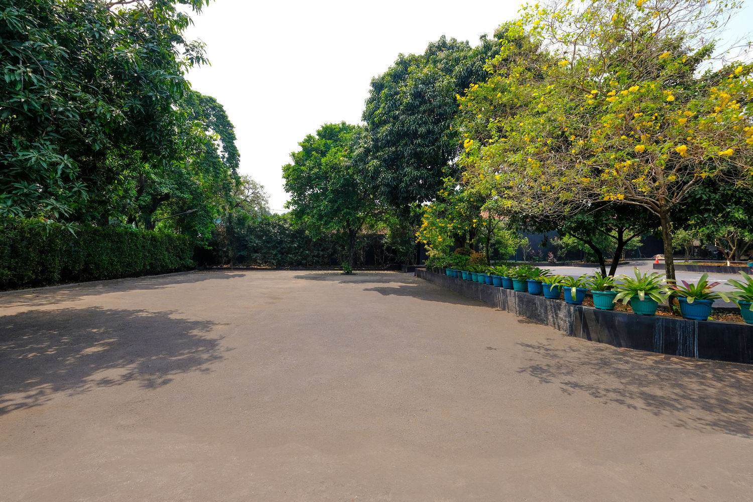 Parkir Besar Depan Lapangan Tennis Court 06