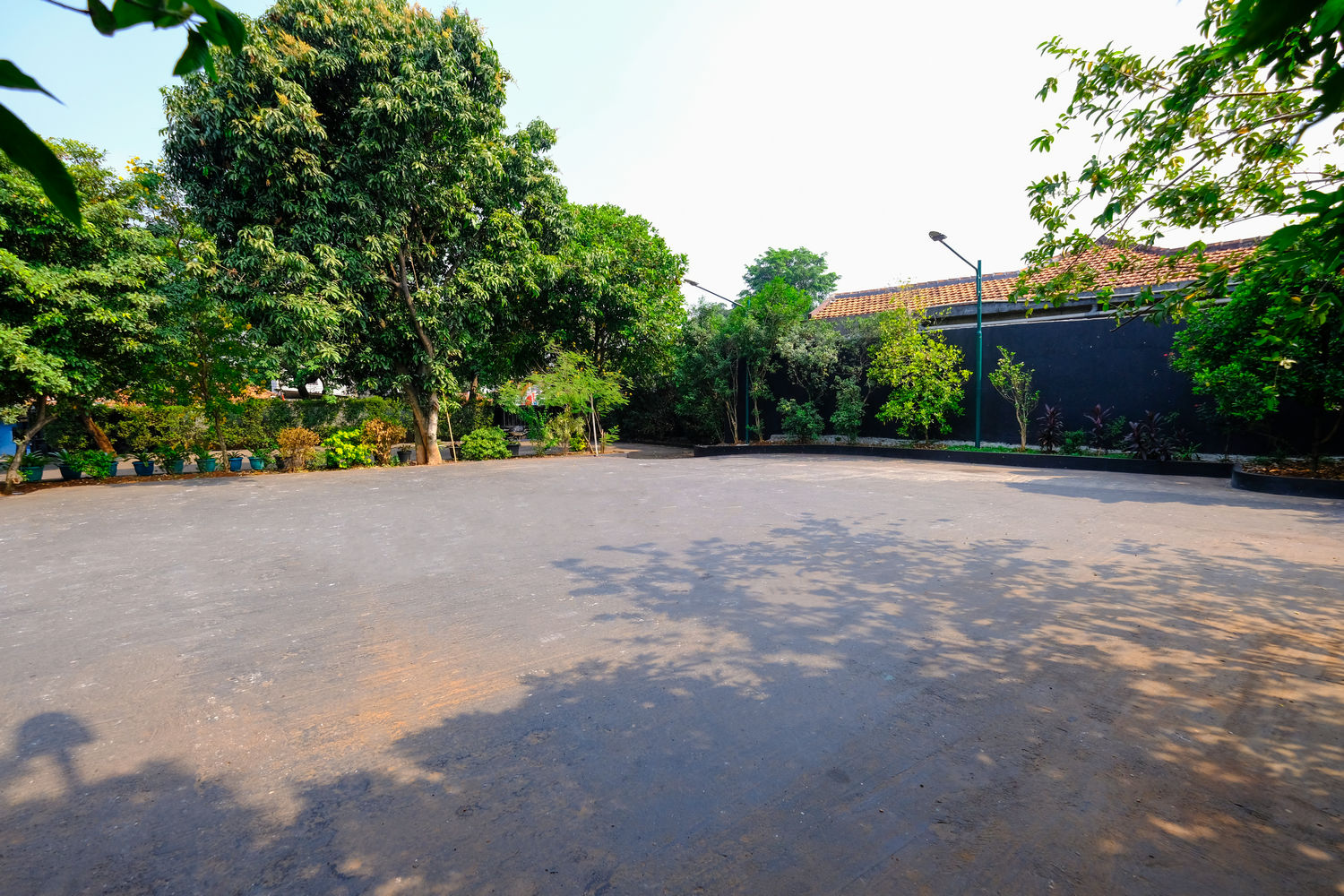 Parkir Tengah Lapangan Tennis Court 02