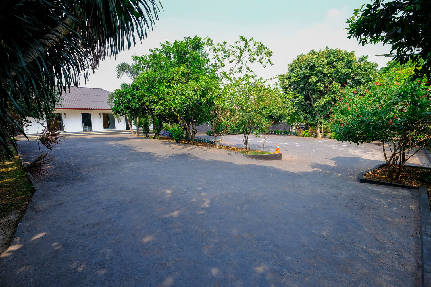 Parkir Tengah Lapangan Tennis Court 03