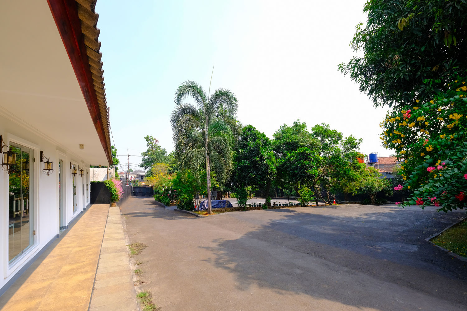 Parkir Tengah Lapangan Tennis Court 04