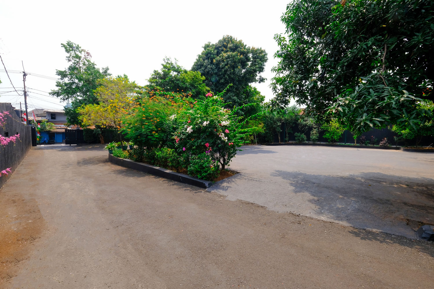 Parkir Tengah Lapangan Tennis Court 05